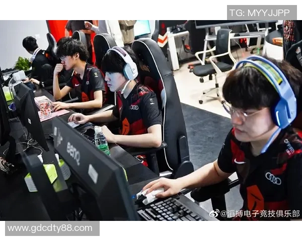 聚焦和平精英JDG战队在S15赛季中的默契配合与战术分析